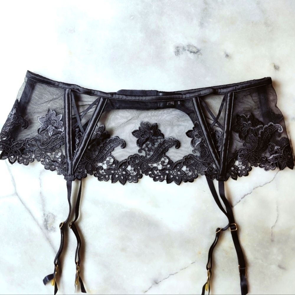 EUC Victoria's Secret Black Lace Mesh Garter Belt, Sz M/L